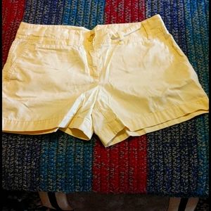 Pale yellow short